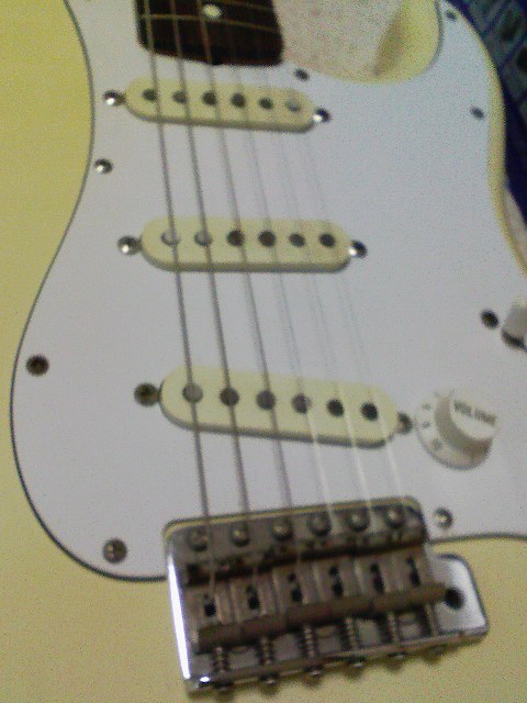 白いギタープレゼント? 白いギタープレゼント?